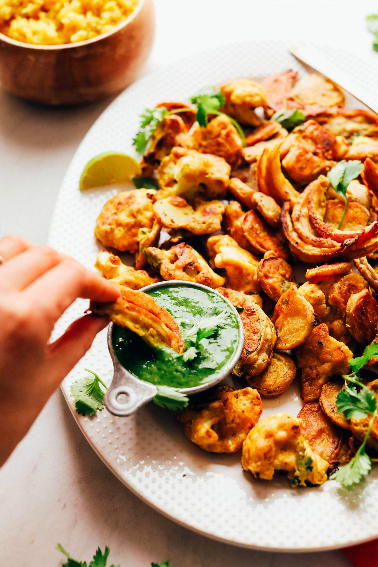 Pakoras de elote, chícharo chino y hierbas frescas – Sobremesa Cocina