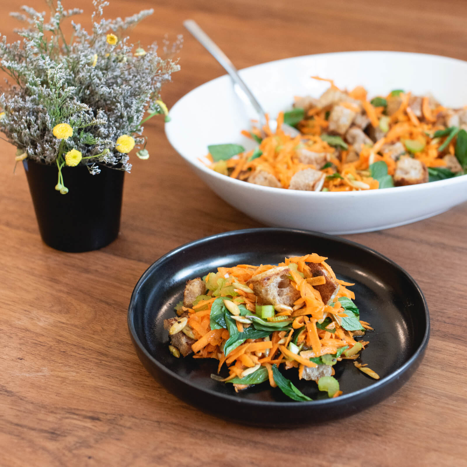 Ensalada de zanahoria rallada, apio, menta y centeno – Sobremesa Cocina