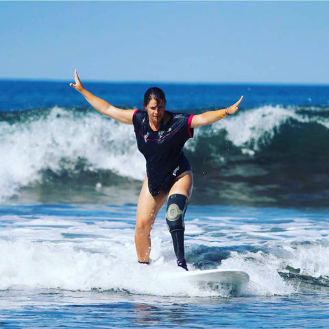 Photo d'Anne-Sophie sur une planche de surf