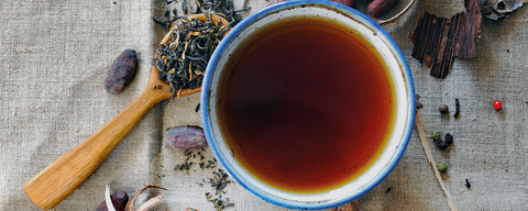 cuillère de thé en vrac et tasse de thé