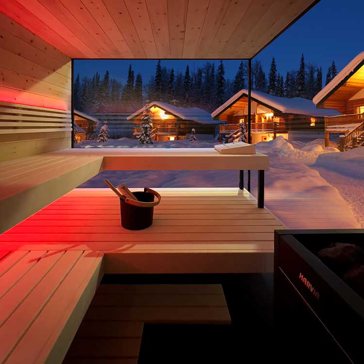 Innenbereich der Sölden Outdoor-Sauna mit Winterlandschaft.