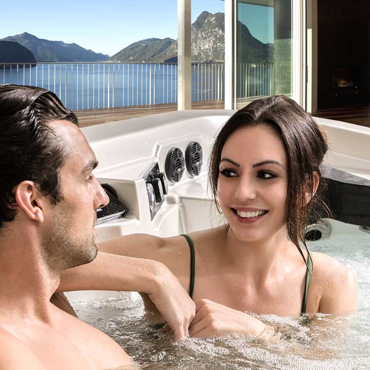 Ein Paar entspannt sich im Whirlpool Modell Dove Canyon von Artesian Spas.