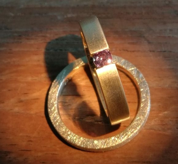 Alexandrit Ring bei Kunstlicht