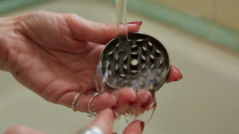 Cómo limpiar un grinder - molinillo: pasos para el cuidado adecuado
