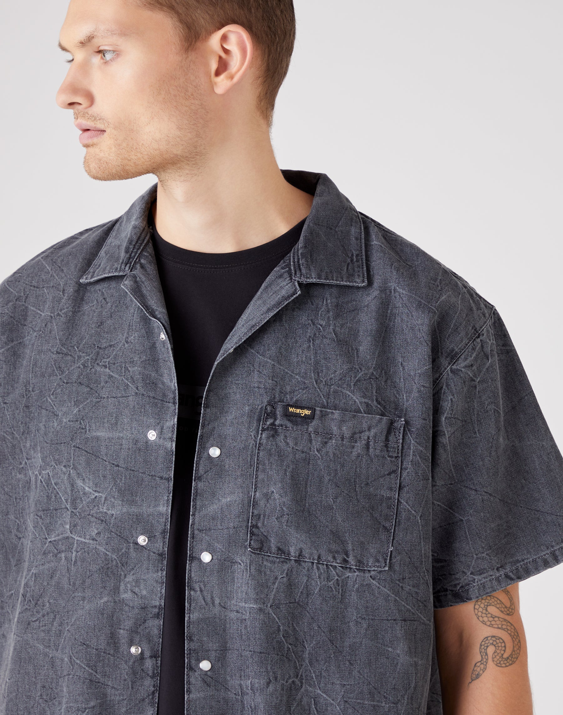 Short Sleeve Resort Shirt in Black Lightning | WRANGLER Switzerland -  WRANGLER Schweiz