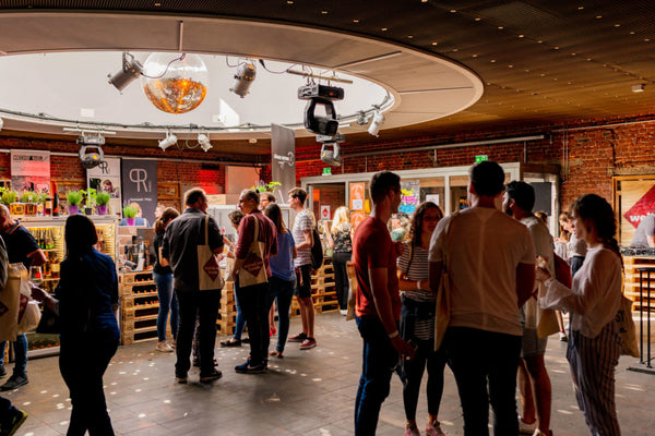 Gäste beim Weine vor Freude Festival in der Rotunde