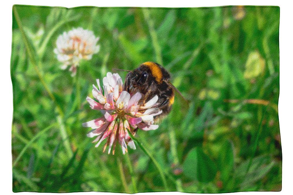 Hummel auf Wiesenklee - Kuscheldecke Howling Nature