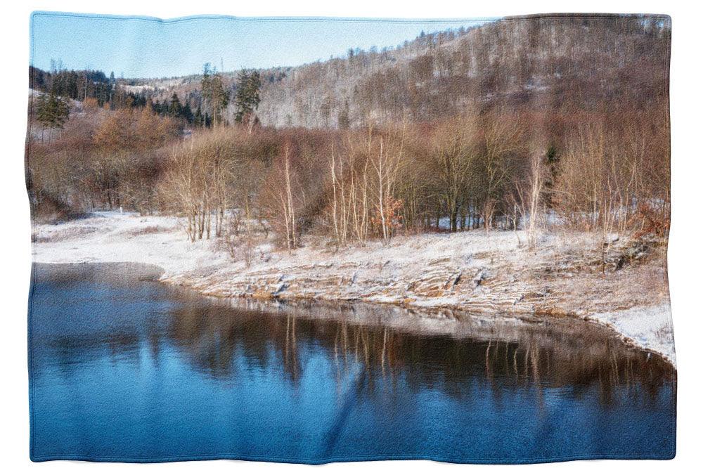 Winterlandschaft am See - Kuscheldecke Howling Nature