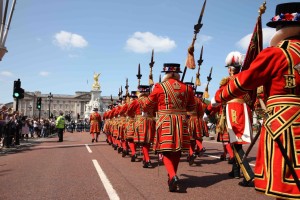 Eine Aufnahme zeigt die zeremoniellen Anzüge der Leibwächter der Queen: Der offizielle Titel ist 'The Queen's Body Guard of the Yeoman of the Guard'. Hierbei handelt es sich um 100% Handarbeit!