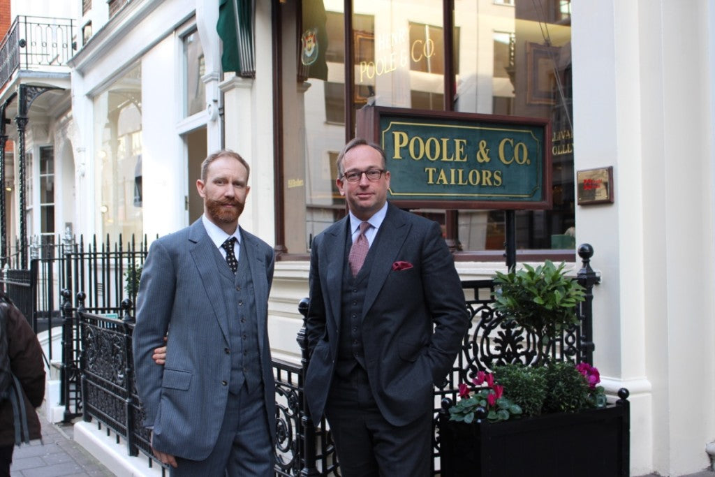 Thomas George Pendry, Cutter bei Henry Poole, und Simon Cundey, Geschäftsführer der Savile Row No. 15+16, grüßen die deutsche Finanzmetropole schon vorab.