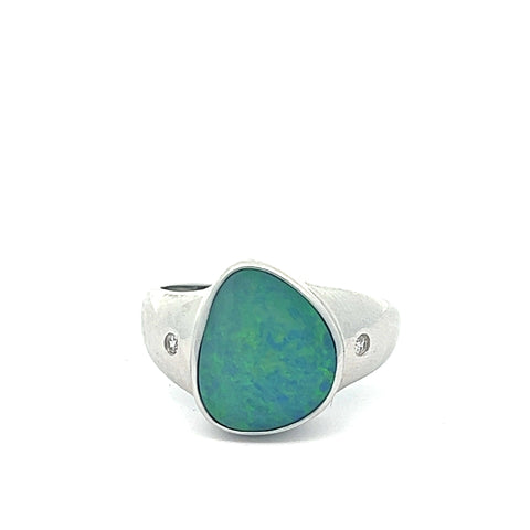 Classic opal ring