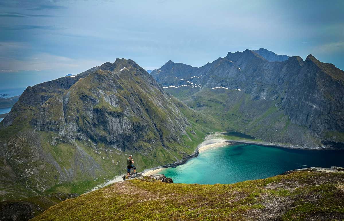 Utsikt från toppen Ryten över Kvalvika Beach på Lofoten