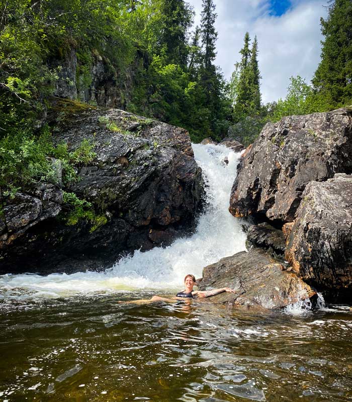 Bad vid vattenfall Bjurälvens naturreservat