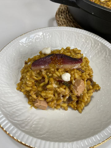 Plato de arroz meloso con jamón de pato y foie