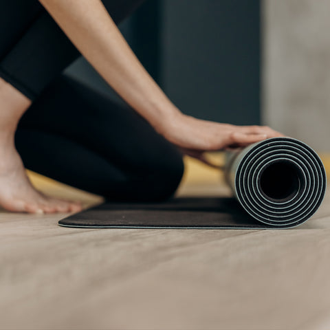 Recliner flip flops for men - Foot on yoga mat