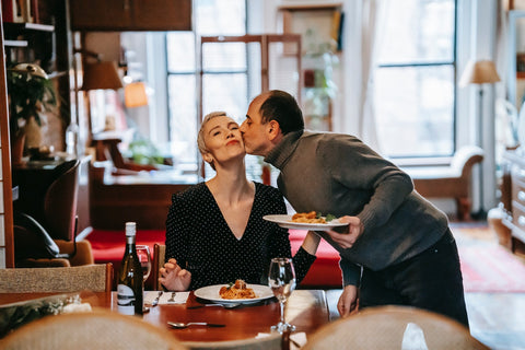 couple en train de dîner à la maison