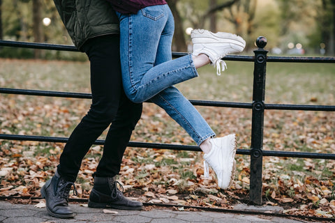 couple s embrassant dans le parc