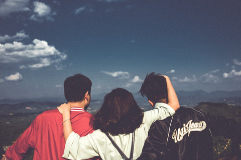 des amis face à la montagne