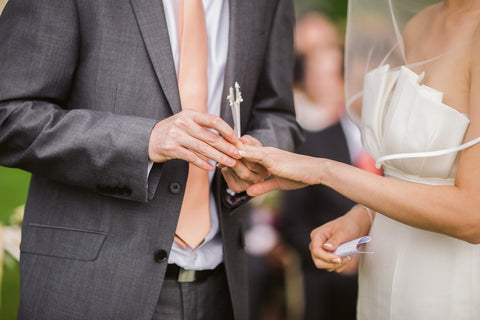 le marié passe la bague à sa femme