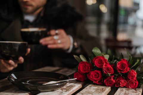 roses rouges posées sur une table
