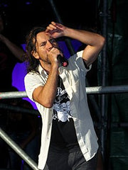Eddie Vedder, Live in Pistoia, Italy 1996 (wikicommons)