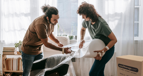 Man and woman with bubble wrap and easyStorage moving boxes