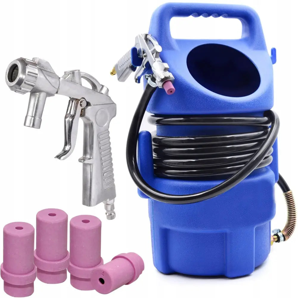 Syfon sandblåser 10L med blå plastbeholder, sort slange, sprøytepistol og fire rosa keramiske dyser fra siden.