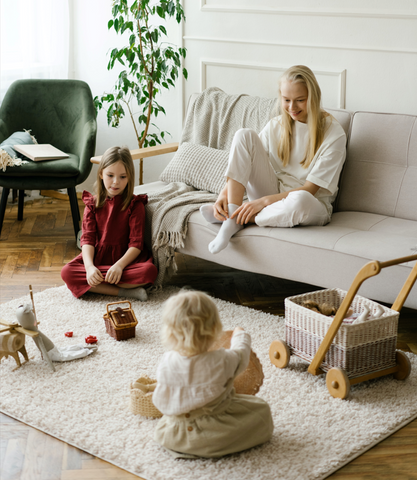 Une maman qui regarde son enfant jouer en toute autonomie