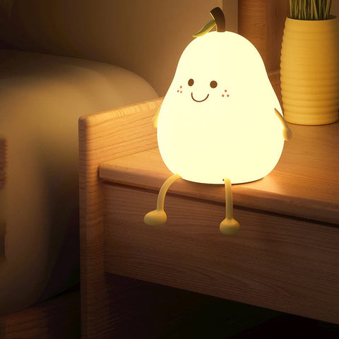 La poire'veilleuse est une veilleuse faite en silicone avec une forme toute mignonne pour accompagner le sommeil des enfants voire même des plus grands grâce à sa douce lumière