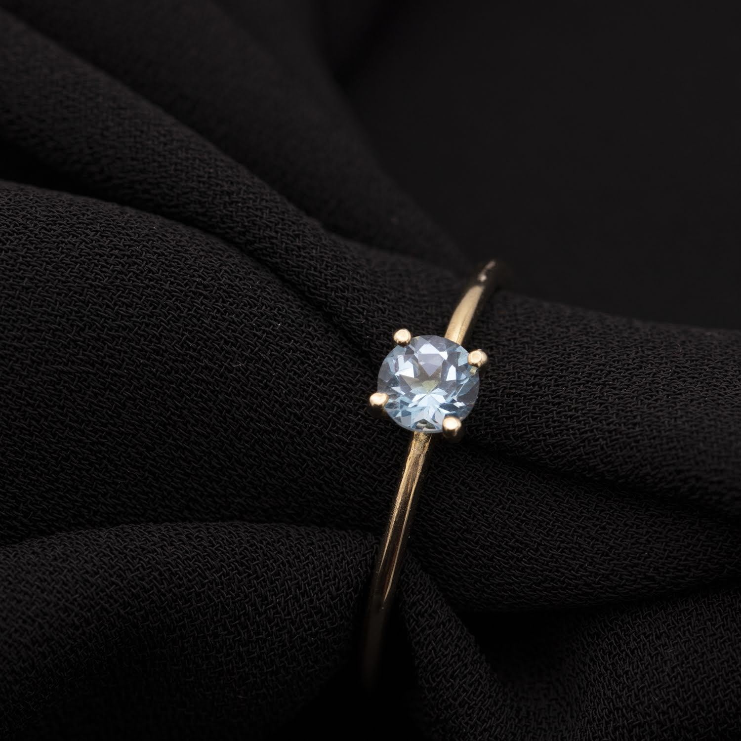 Inel de logodna din aur rose cu diamant albastru de 0.25 ct