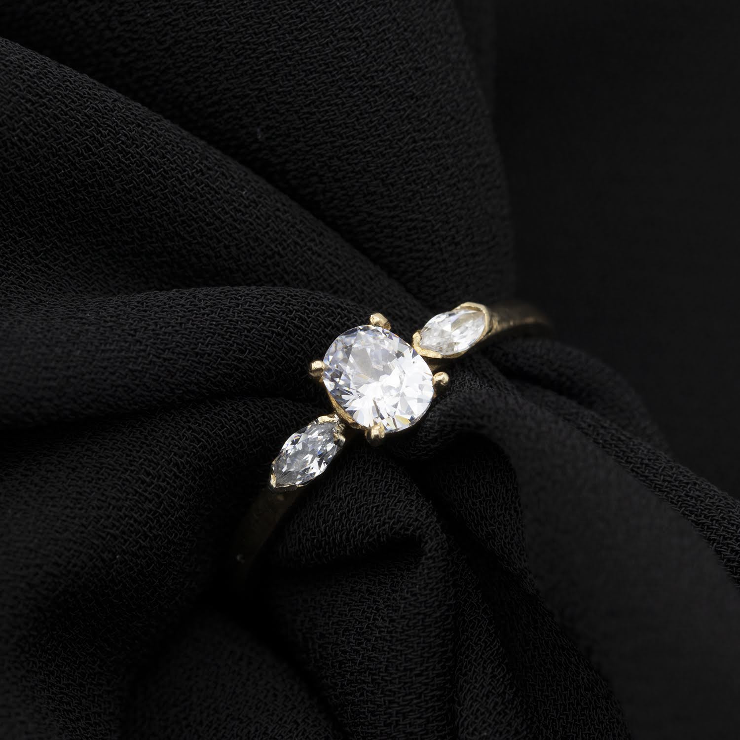 Inel de logodna din aur rose cu diamante fancy cut de 0.55 ct