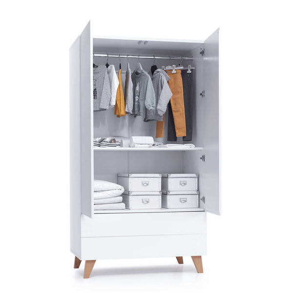 Wardrobe with drawers to store the baby's clothes