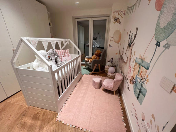 HBaby room with cot in the shape of a little house