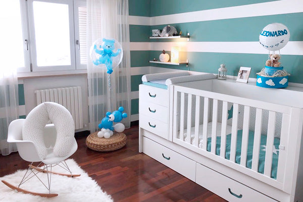 Elegante interior de la habitación del bebé recién nacido con cama colgando  con dosel blanco con cuna