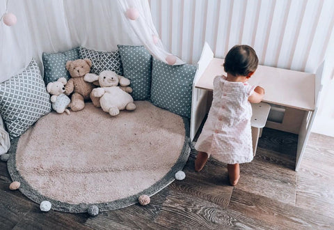 Rincón de lectura cómodo para habitación infantil