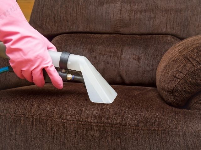 Comment nettoyer un canapé en tissu non-déhoussable : astuces