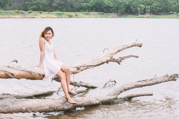 woman wear white dress & strappy sandals