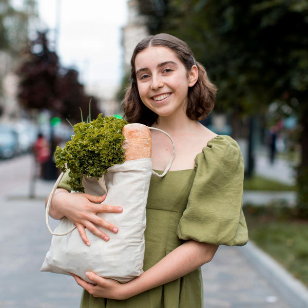 woman start sustainable lifestyle by using reusable bag