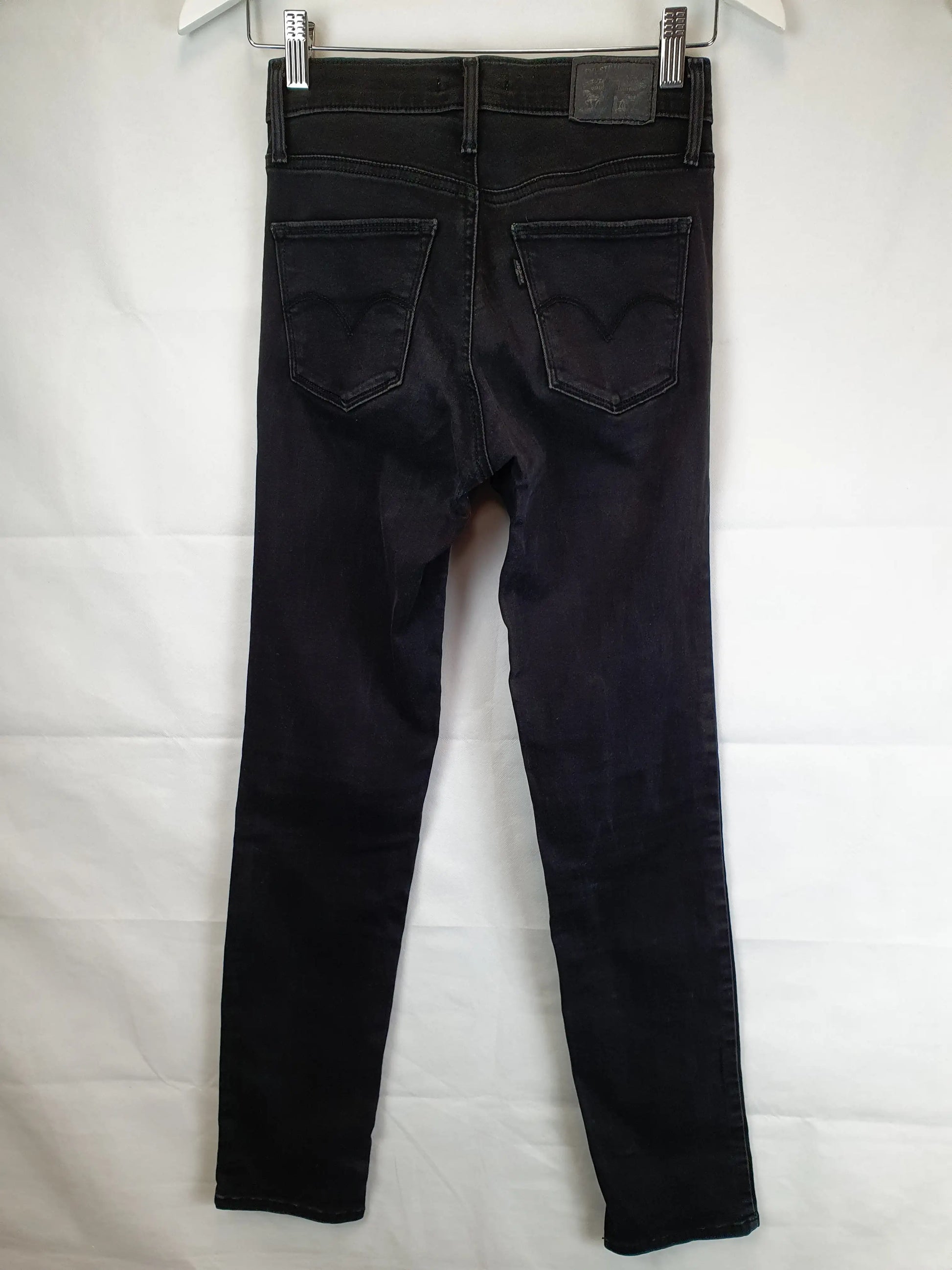 Levi's Slimming Slim Black Jeans Size 26 – SwapUp