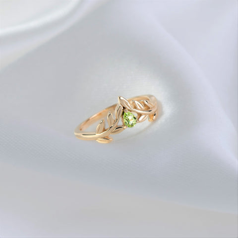 Gemondo Peridot in gold ring