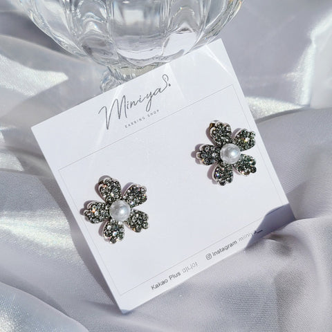 Lovely fashion flower earrings