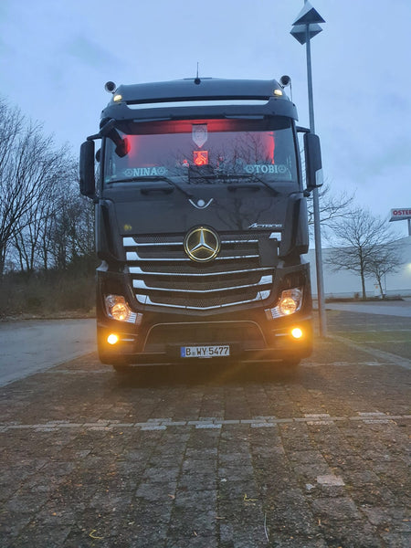 LKW mit Namensschilder