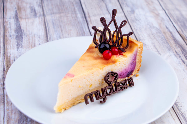 mycusini Rezept veganer Käsekuchen mit mycusini Logo in Choco Dark