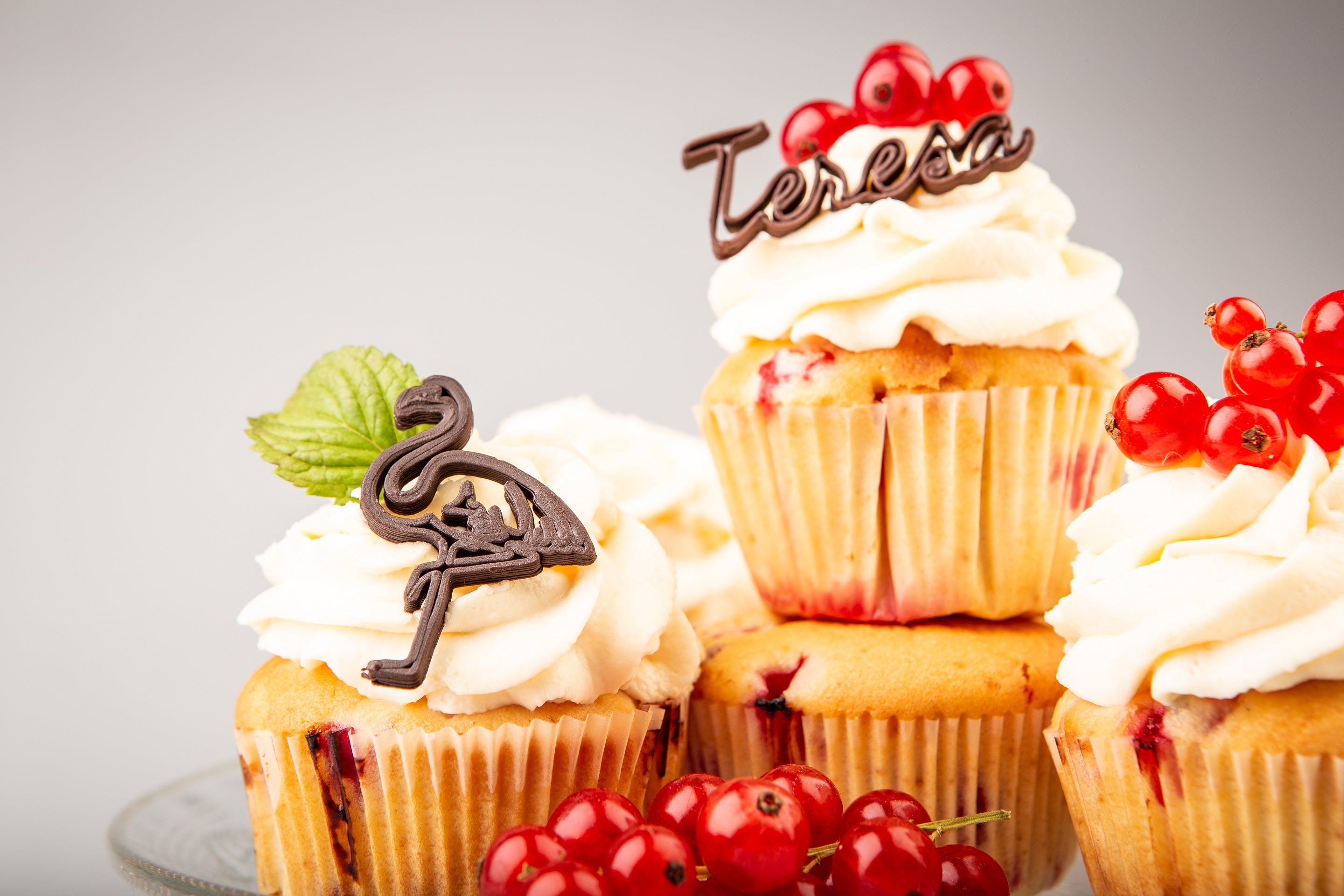 Johannisbeer-Cupcakes mit wei´ßem Schokoladentopping und mycusini 3D Objekten