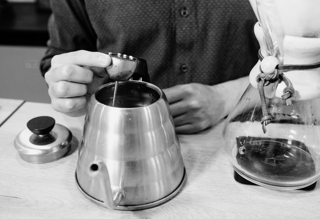 Making a coffee with Chemex and gooseneck kettle