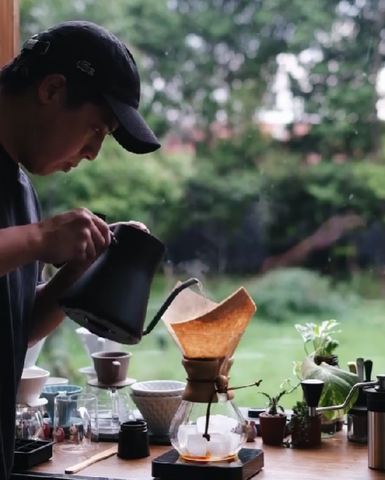 Johan Suriadihalim making iced coffee using chemex