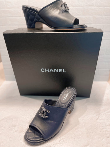 Chanel quilted Lambskin Mules sandals , RARE, new in the box $1325 size 38,  chanel on heels
