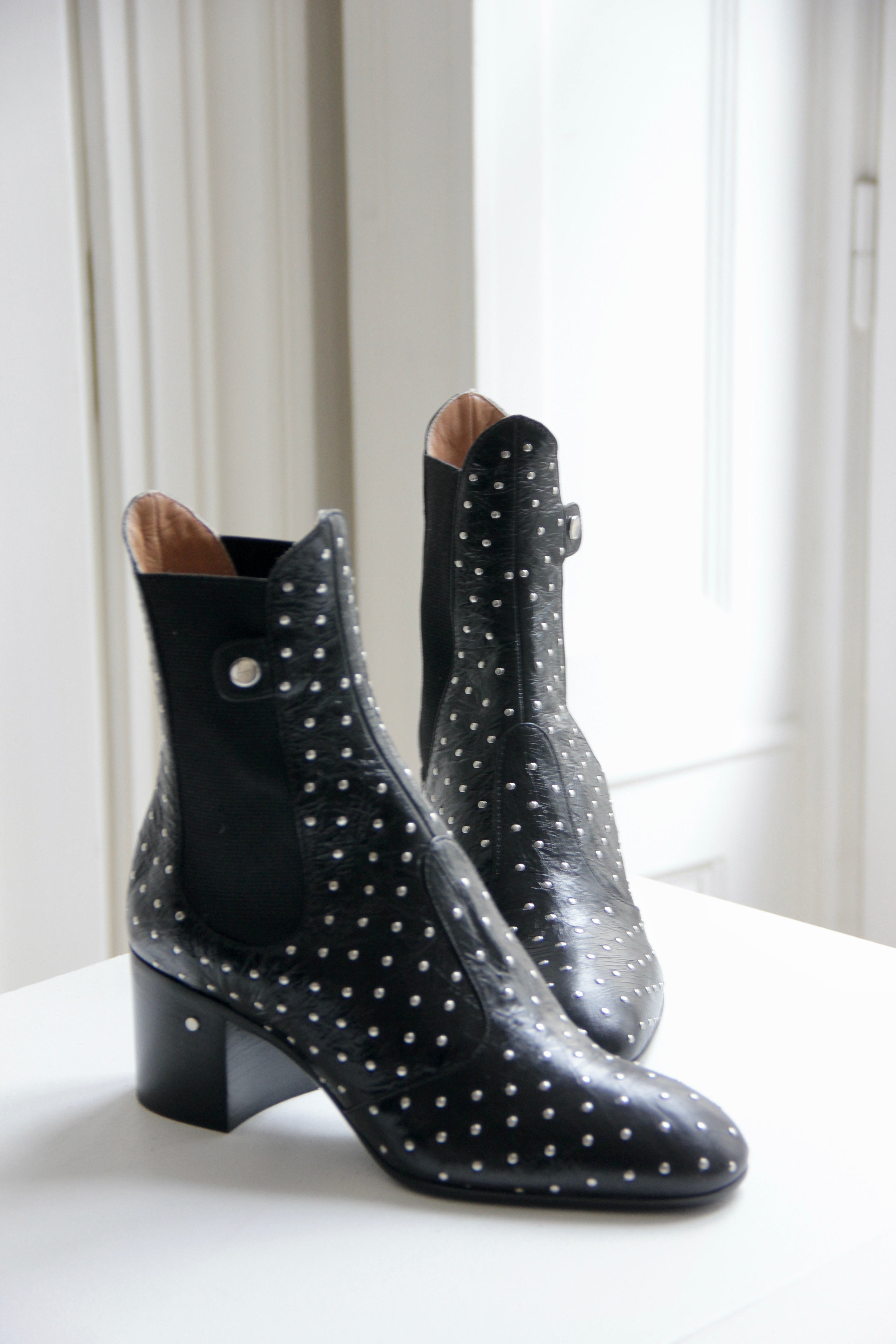 ANGIE BLACK STUDS - THE GLOVE BOOT