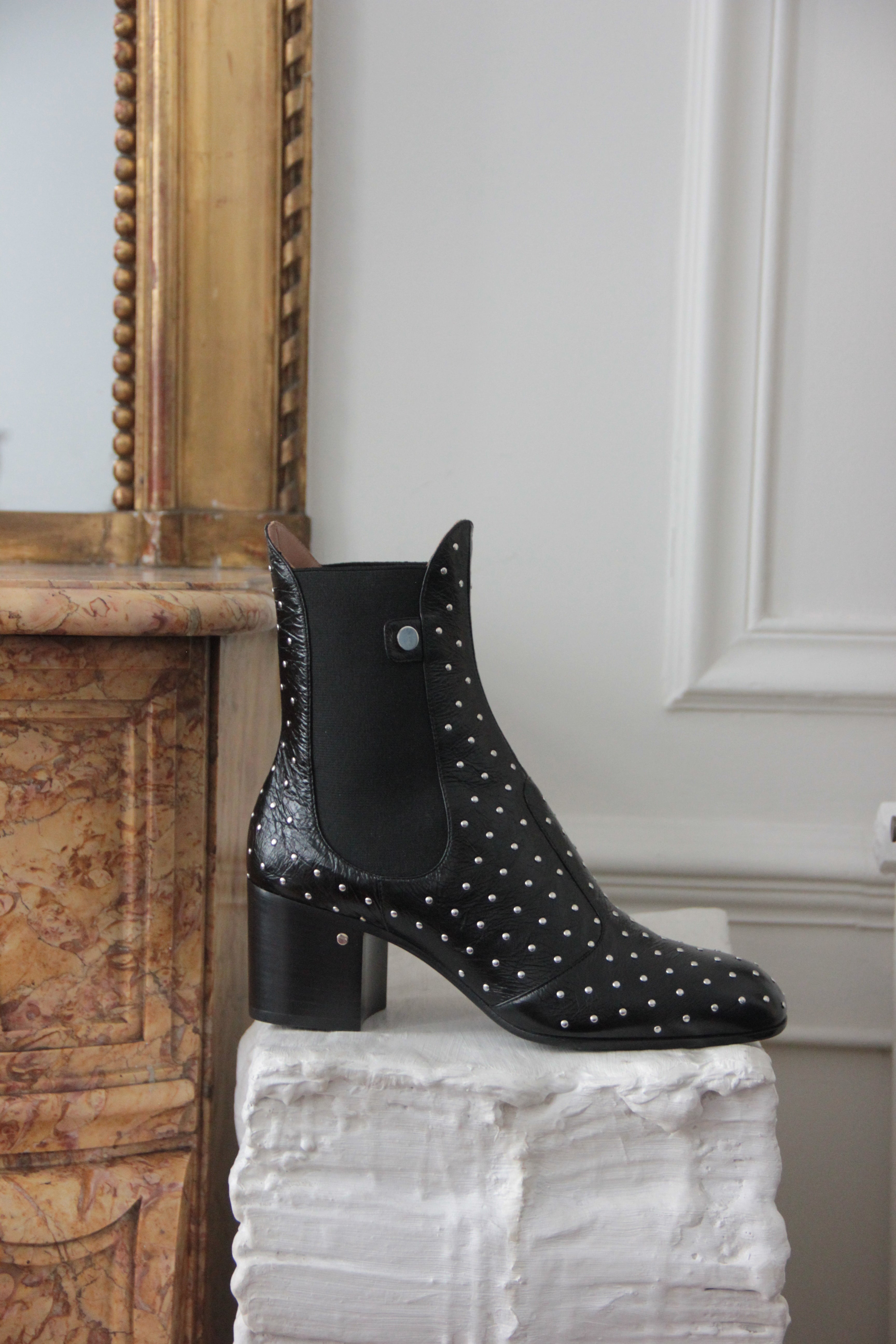 ANGIE BLACK STUDS - THE GLOVE BOOT