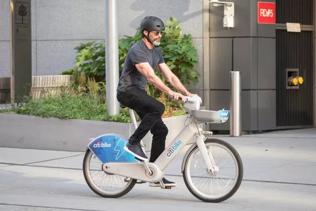 Hugh Jackman, e-bike